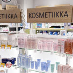 Kuva apteekin kosmetiikkahyllyistä.