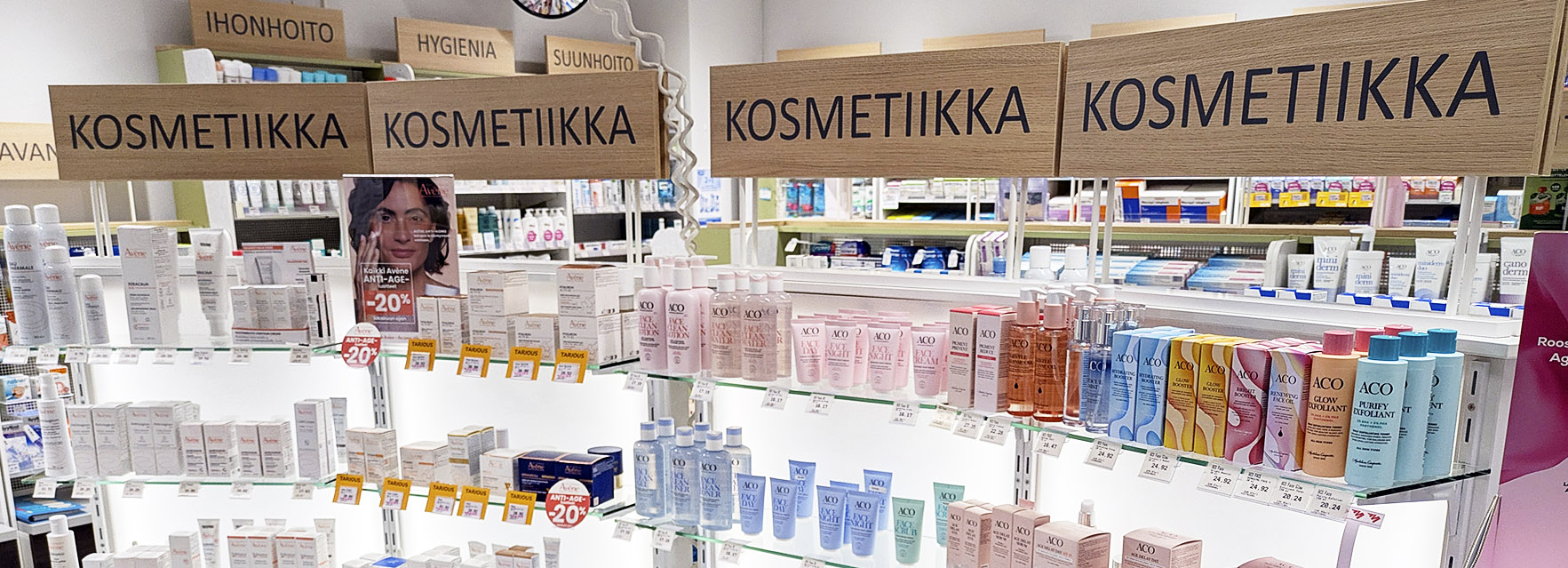 Kuva apteekin kosmetiikkahyllyistä.